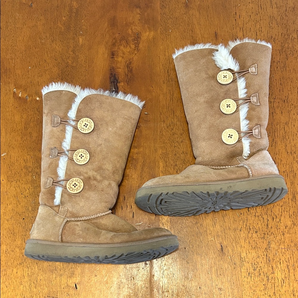 UGG Bailey Button Triplet in Chestnut - Size 7